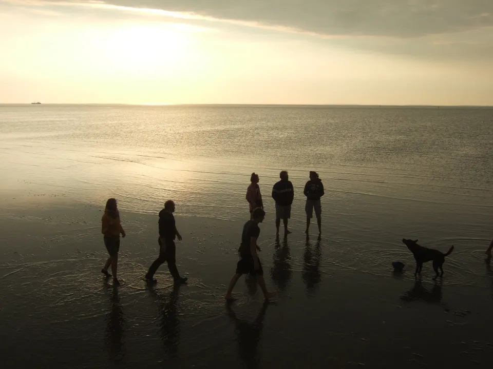 Wadlopen bij zonsondergang